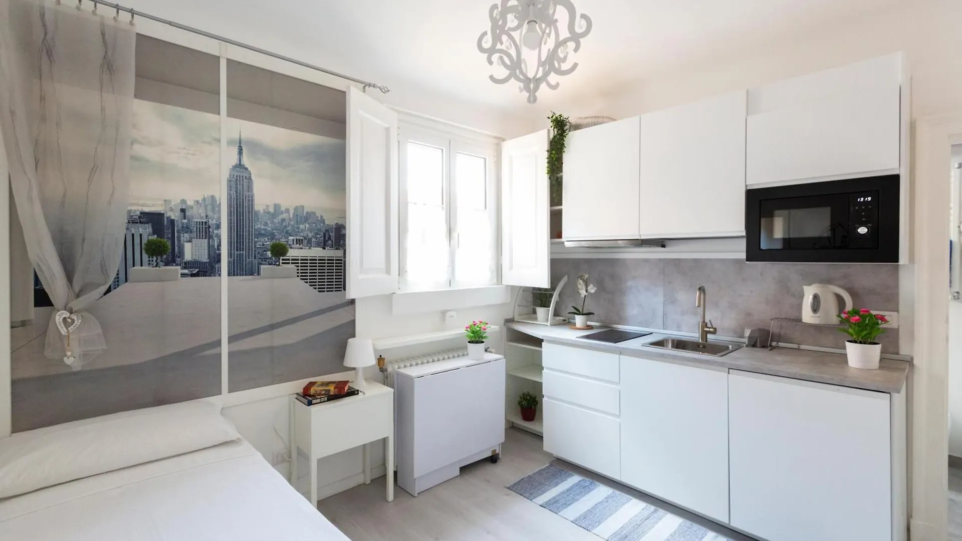 Commenda White Studio location