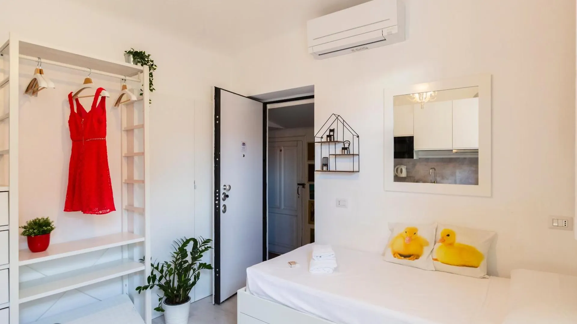 Commenda White Studio Milan 0*,  Italy